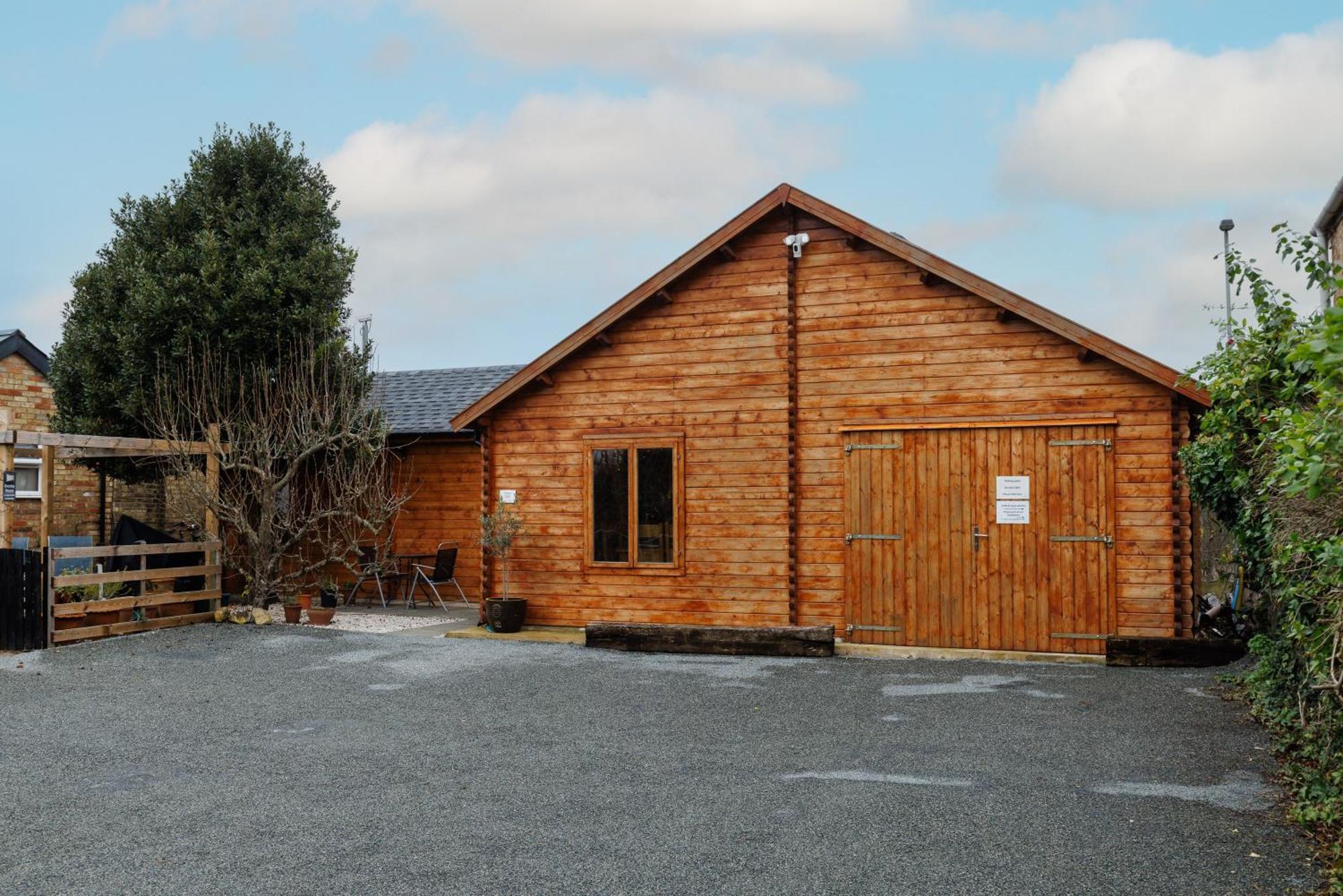 Air Conditioned Log Cabin Free Parking Near Cambridge Exterior photo