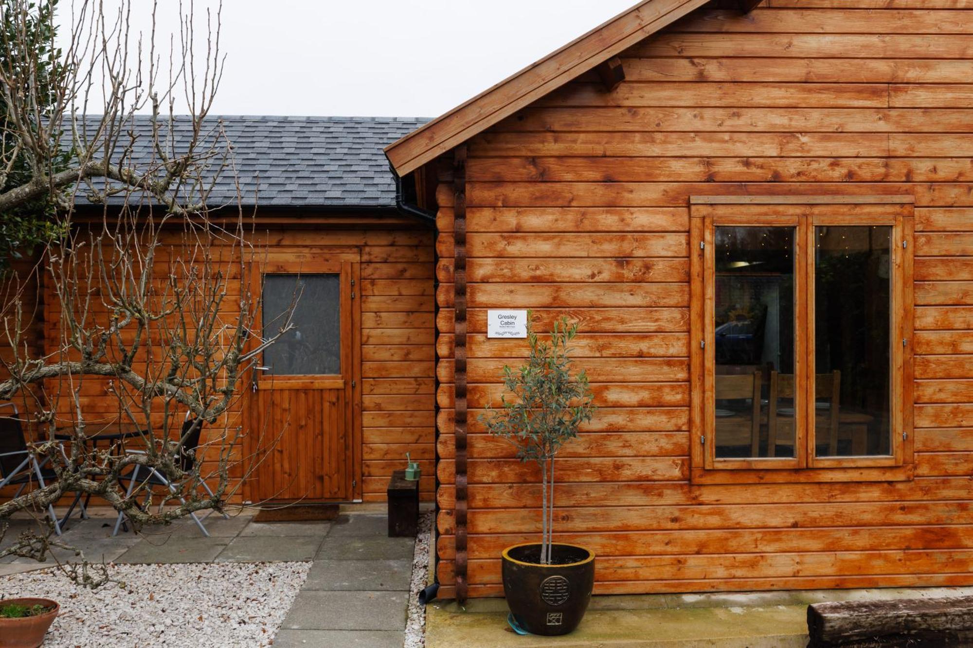 Air Conditioned Log Cabin Free Parking Near Cambridge Exterior photo