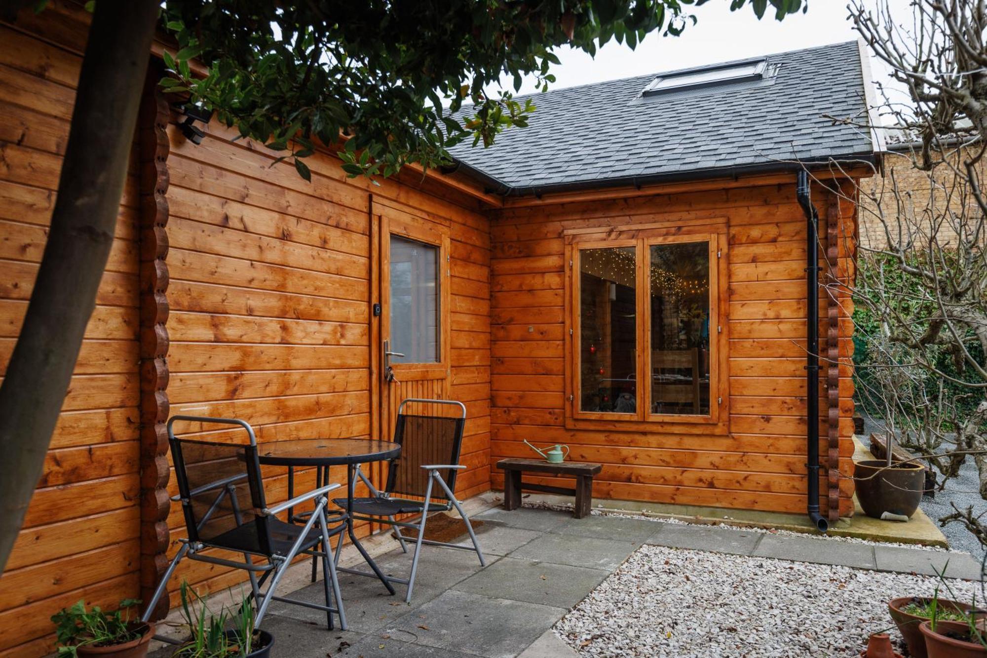 Air Conditioned Log Cabin Free Parking Near Cambridge Exterior photo