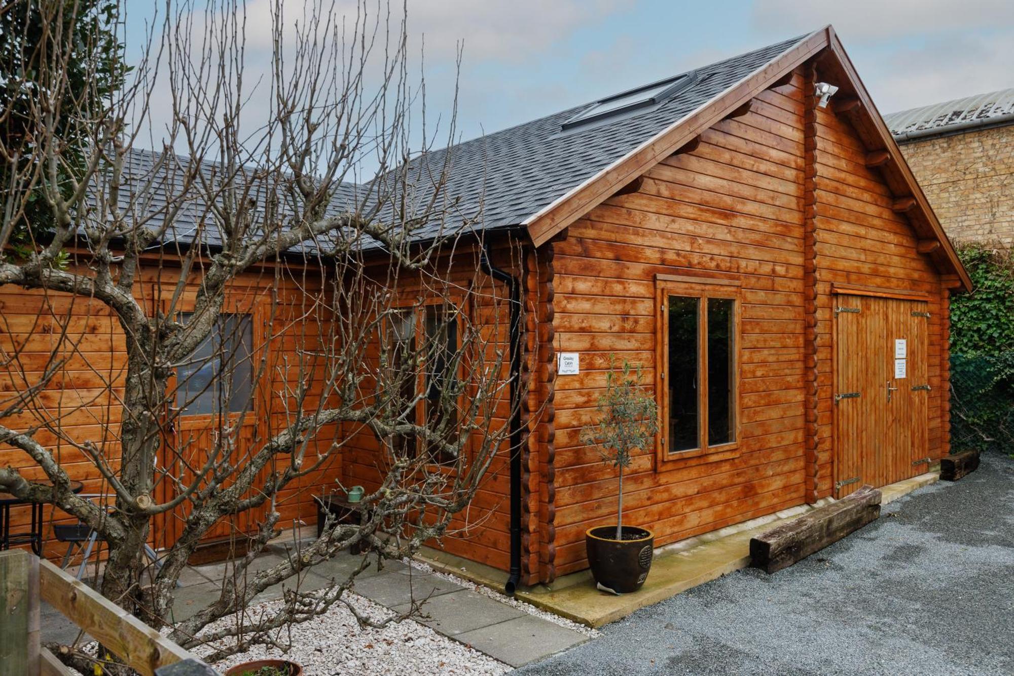 Air Conditioned Log Cabin Free Parking Near Cambridge Exterior photo